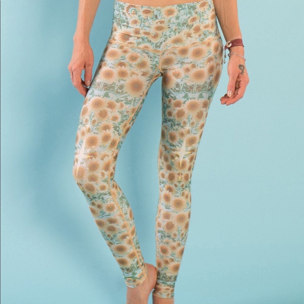 Teeki 🧘🏻‍♀️ Sunrise Hot Pants & Lover Tank - Picture 4 of 8